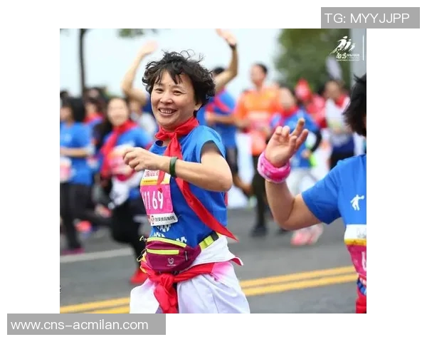 小杨哥邀请足球明星共聚一堂精彩瞬间回顾与球迷互动盛况